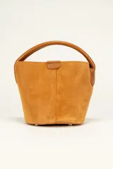 Mini cartera de mano color marrón, de gamuza, con asa superior de cuero y forro interior.