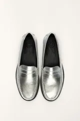 Mocasín con estampado animal print, elaborado en cuero vacuno.