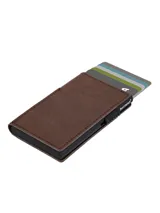 Billetera marrón de cuero sintético con ranuras para tarjetas. Cuenta con un mecanismo de expulsión automática de tarjetas y capacidad para 5 a 7 tarjetas.