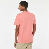 Camiseta de manga corta color salmón con cuello henley y tres botones. Corte clásico.