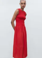 Vestido midi rojo sin mangas, con cuerpo fruncido y falda evasé.