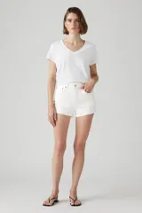 Shorts de jean blancos de corte clásico, tiro alto y largo a medio muslo.