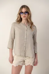 Camisa fucsia de lino con cuello mao y mangas 3/4.