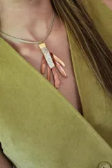 Collar con colgante de nácar rectangular y dijes de cobre en forma orgánica, con cordón doble color beige.