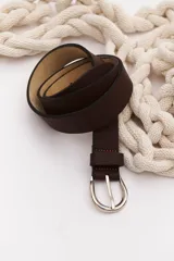 Cinturón marrón de cuero liso con hebilla metálica plateada.