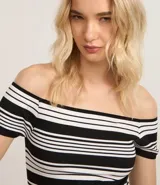 Blusa de poliamida seamless con escote recto hombro a hombro, mangas cortas y patrón de rayas horizontales.