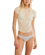 Bombacha de bikini negra con detalles de encaje color crema.