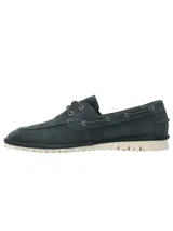 Mocasín beige de cuero con cordones y suela blanca.