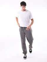 Pantalón de jogging color beige con cintura elástica y cordón ajustable.