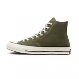 Championes Converse Chuck 70 de caña alta color verde oliva con cordones blancos y suela de goma color hueso.