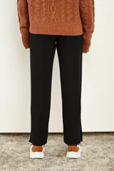 Pantalón negro de morley ecovero, corte wide leg y tiro alto, con tajos laterales.