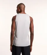 Musculosa deportiva gris con cuello redondo y detalle de cinta reflectante horizontal en el pecho.