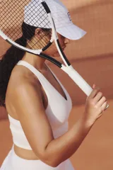 Top deportivo blanco acanalado confeccionado con tejido DryMove™ que ayuda a absorber el sudor. Presenta breteles anchos, espalda nadadora y copas forradas con relleno extraíble. Sujeción media para ejercicio de intensidad moderada.