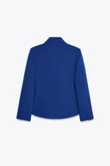 Blazer azul eléctrico de corte entallado, con cuello de solapa, manga larga con hombreras, bolsillos frontales con solapa y cierre frontal con un botón.