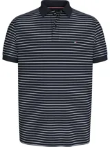 Chomba Tommy Hilfiger de corte regular a rayas horizontales blancas y azul marino, con cuello clásico y tapeta de dos botones. Logo de la marca bordado en el pecho. Confeccionada en tejido técnico elástico que absorbe la humedad y cuenta con propiedades antiolores.