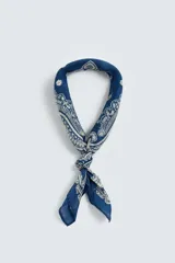 Pañuelo bandana azul con estampado paisley en blanco, confeccionado en algodón.