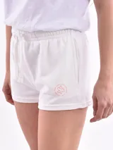 Short de felpa color melocotón con cintura elástica y cordón ajustable.