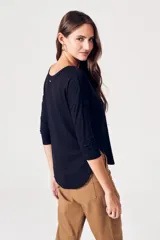 Remera negra de viscosa con elastano, calce oversize y mangas 3/4.