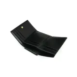 Billetera compacta Marc Jacobs modelo The J Trifold, color gris oscuro, confeccionada en cuero liso, con logo metálico dorado en el frente. Cuenta con cierre con botón a presión, seis ranuras para tarjetas, compartimento para billetes, tres bolsillos abiertos y un bolsillo exterior para monedas.