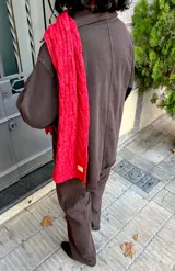 Sobrecamisa oversize color chocolate confeccionada en denim bio certificado con acabados biodegradables y suavizante vegetal de bajo impacto ambiental.