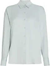 Camisa celeste de crepé de china reciclado, de corte holgado, con cuello en punta, cierre de botones, hombros caídos y puños con botones.