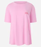 Remera deportiva oversized de malla de algodón color rosa, con cuello redondo y mangas cortas. Estampa frontal con la frase "Gym Girl" y estampa grande en la espalda.