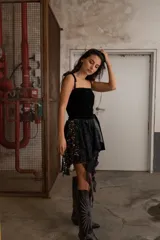 Vestido corto negro de terciopelo con breteles finos con lazos y terminación de encaje.
