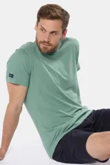 Remera celeste de manga corta con cuello redondo y bordado pequeño en el pecho. Corte clásico.