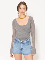 Short de jean de tiro medio y calce relajado, con ruedo al corte.