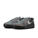 Zapatillas urbanas Nike C1Ty de hombre, color gris con detalles en azul y blanco.