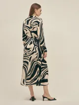 Vestido largo camisero de seda viscosa con estampa abstracta, botones nacarados y bolsillos, ideal para usar como vestido o como sobrecamisa.