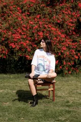 Remerón blanco de algodón con estampado de un pescado azul y texto en rojo y azul.