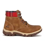 Bota marrón claro, con cierre de cordones y detalles en la parte superior en colores variados.