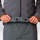 Campera gris con cierre frontal, bolsillos laterales con cierre y logo de la marca en el pecho.