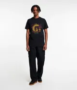 Remera negra de algodón con estampa del logo de Dungeons and Dragons en el frente.
