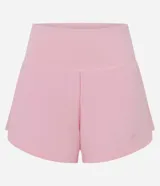 Bermuda deportiva femenina de microfibra color amarillo claro, con diseño de doble capa: un short interno ajustado y una capa externa suelta con bajo redondeado. Posee cintura alta.