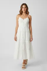 Vestido largo blanco de algodón, holgado, con botones frontales, detalles de encaje y escote en V.