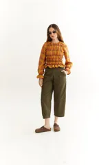 Pantalón capri color lila de gabardina de algodón.