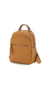 Mochila color caramelo de símil cuero, con dos bolsillos frontales con cierre y bolsillos laterales abiertos. Interior forrado con dos bolsillos con cierre y uno abierto. Tiene asa de mano y correas regulables.