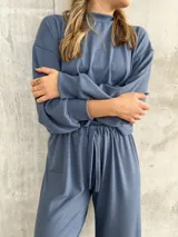 Pantalón negro de tela waffle de algodón, con cintura elastizada y cordón ajustable.
