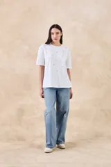 Remera de algodón oversize color negro con pequeños destellos de brillo bordados al frente.