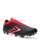 Championes de fútbol Umbro Victory HG negros con detalles en rojo y logo de la marca en el lateral. Diseñados para césped corto o terrenos firmes.