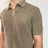 Chomba color marrón claro de tejido de punto con cuello polo y mangas cortas.