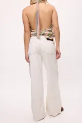 Pantalón de jean crudo, de corte recto y tiro bajo, con doble pasacinto y ajuste con lazo.