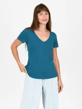 Remera verde con escote en V y mangas cortas.