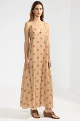 Vestido largo hasta el tobillo con estampado floral color camel, breteles finos y escote en V profundo con detalle de flor en cobre.