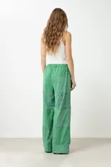 Pantalón verde de corte ancho, con cintura elástica y diseño patchwork con detalles de broderie.