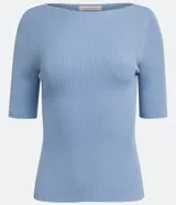 Blusa de punto color durazno, con cuello barco y mangas cortas.