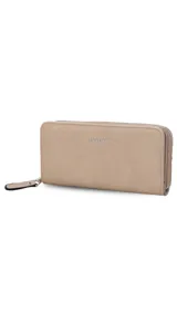 Billetera larga color beige de símil cuero, con cierre perimetral y bolsillo trasero con cierre.