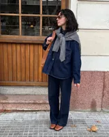 Sobrecamisa oversize de denim reciclado color azul marino.